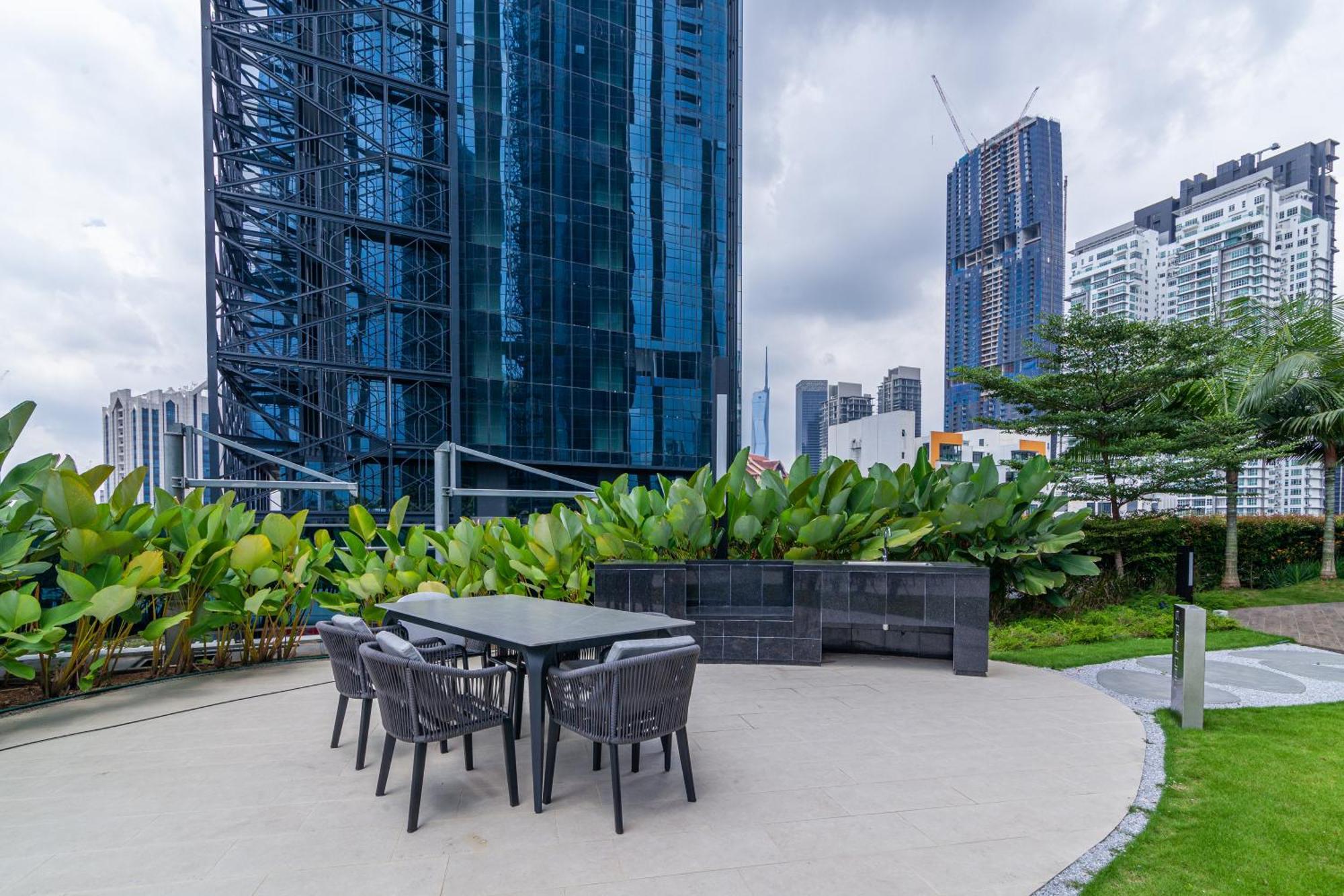 Eaton Residences Klcc By Plush Kuala Lumpur Exterior photo